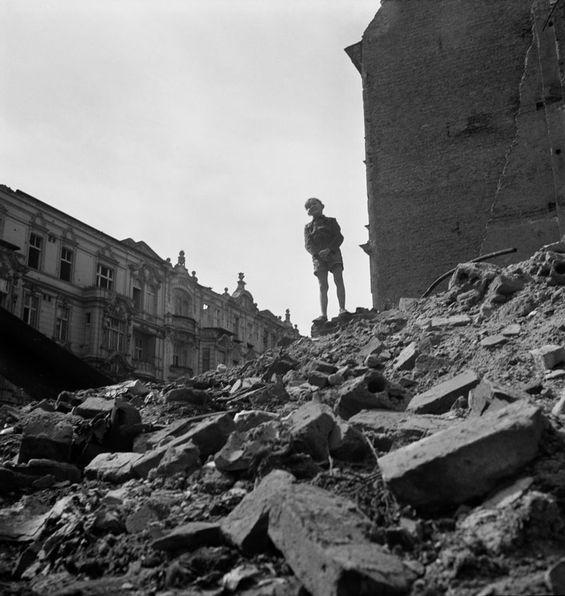 17_RomanVishniac-Boy-standing-on-rubble